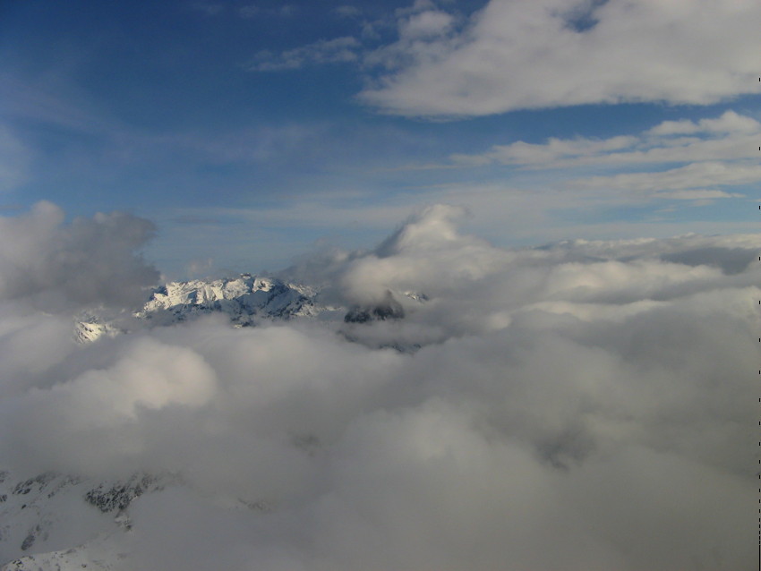 la tète du rotor, freinée par la
masse d'air supérieure plus lente, semble partir vers le
sud Ossau encapuchonné