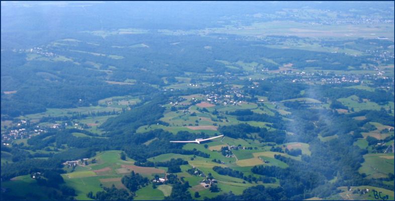 En arrière
plan Tarbes-Lourdes-Ossun ASW20